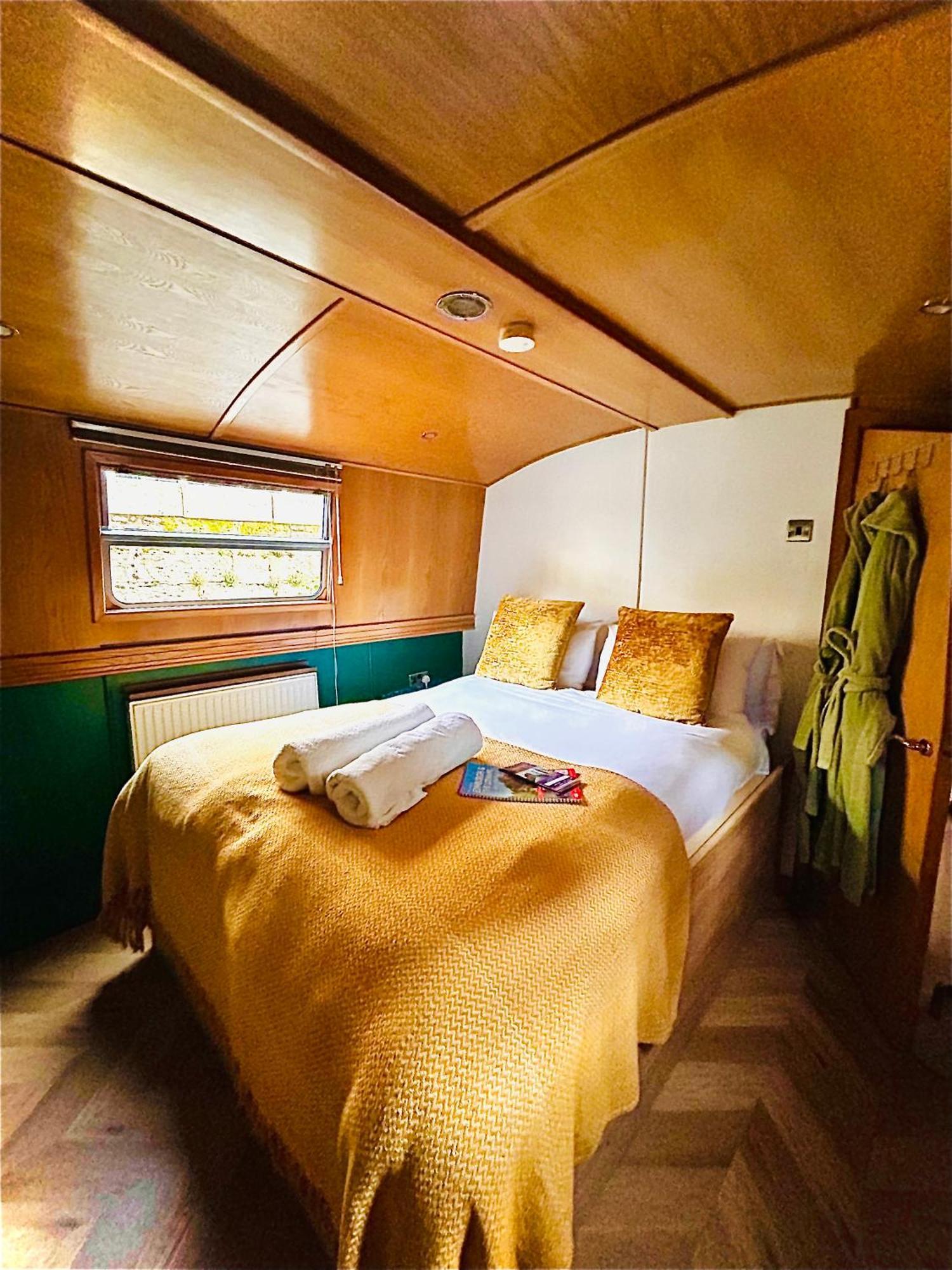 Edinburgh - Houseboats Hotel Екстериор снимка